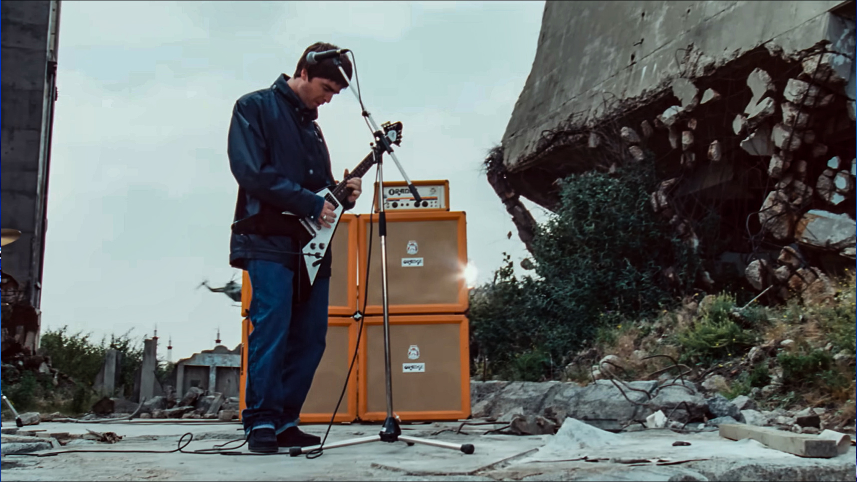 Noel Gallagher during D'you Know What I Mean music video © YouTube still